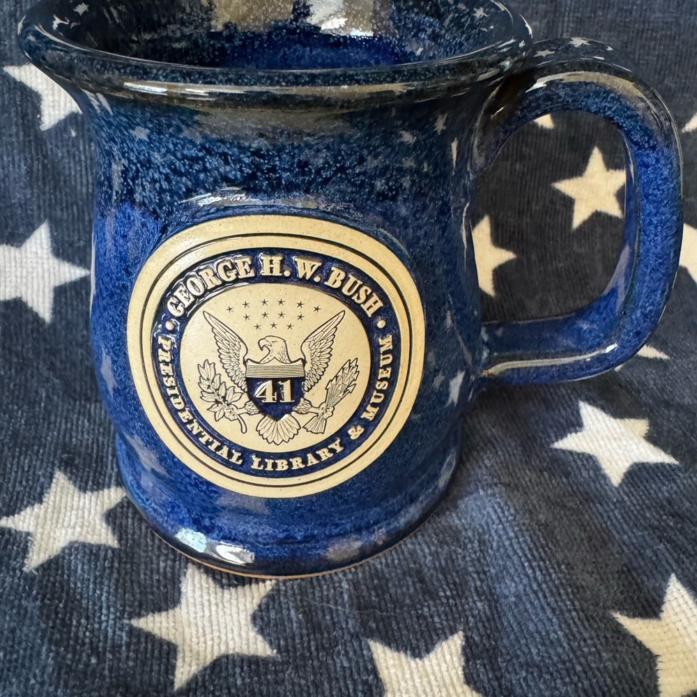 Elegant Blue and Cream Dining Mugs with Presidential Seal Design